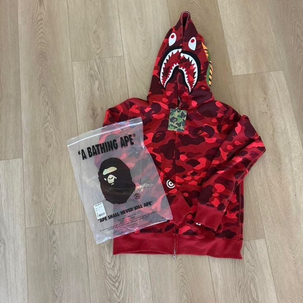Red bape hoodie size m(pls dm to buy)